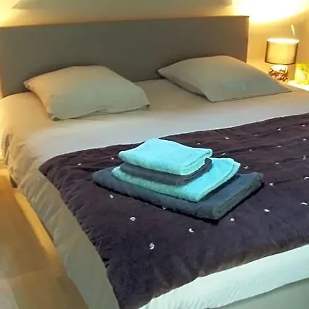 Couette-café Les Hauts De La Cluse 4*